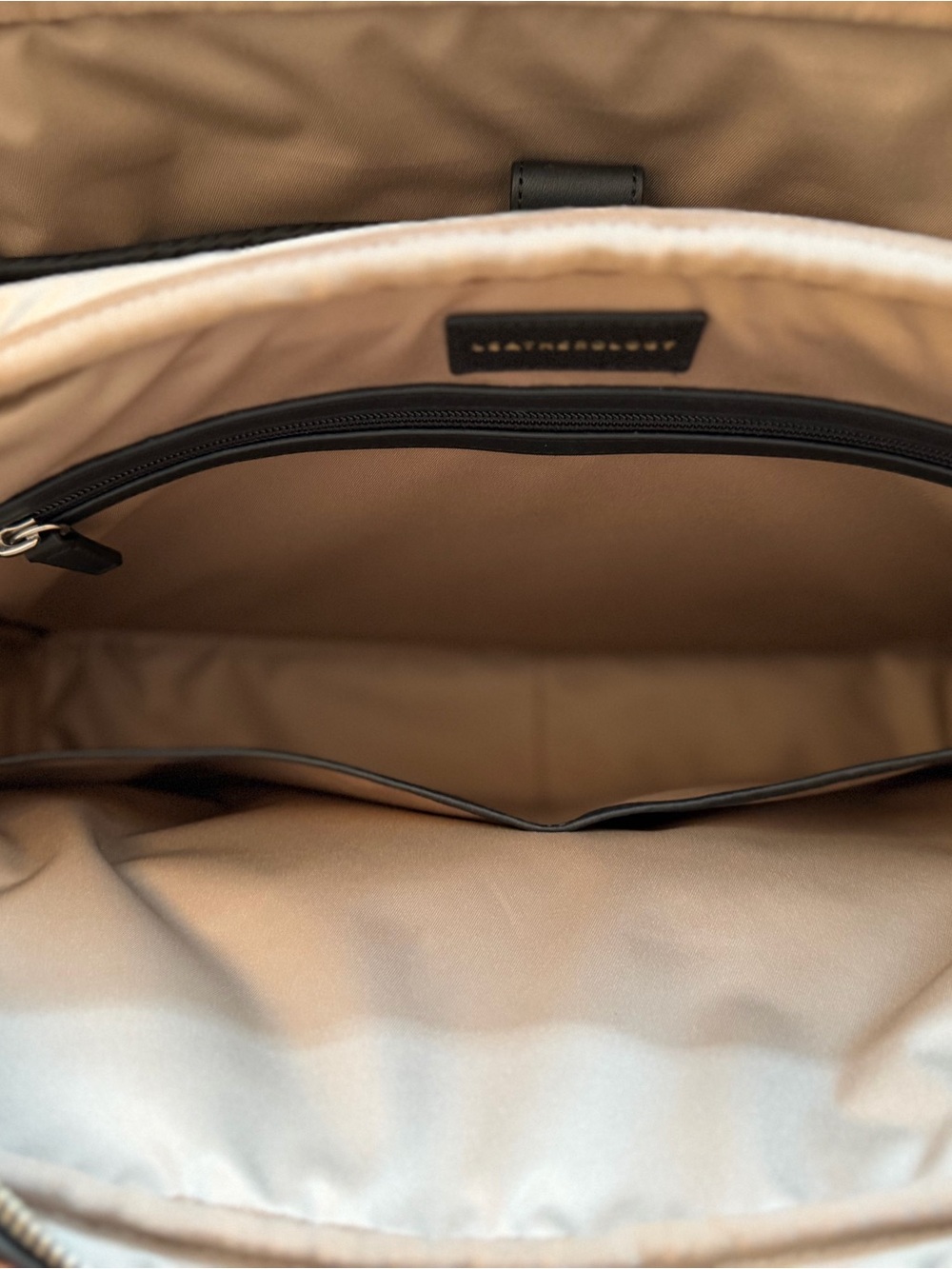 Leatherology Men’s Warren Large Black Leather Briefcase with Dual Front Pockets - Picture 13 of 16